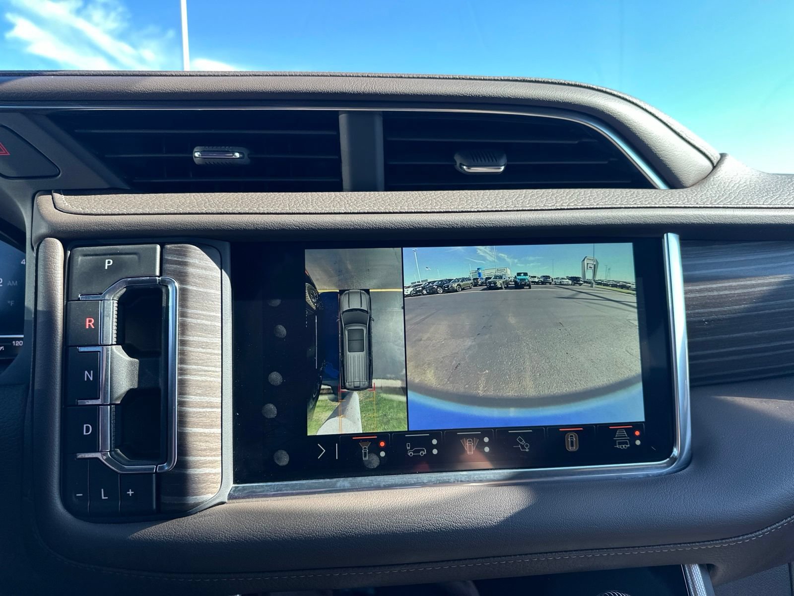 Used 2024 GMC Yukon XL Denali AWD/4WD image 72
