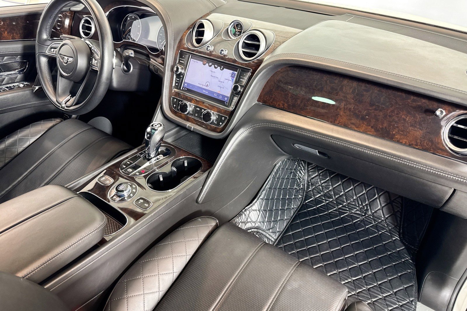 Used 2018 Bentley Bentayga image 28