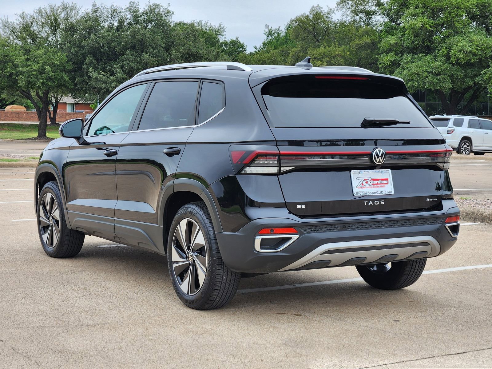 Used 2026 Volkswagen Taos SE AWD/4WD image 4