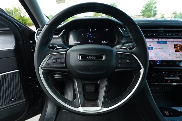 Used 2023 Jeep Grand Cherokee L Limited w/ Luxury Tech Group II AWD/4WD image 11