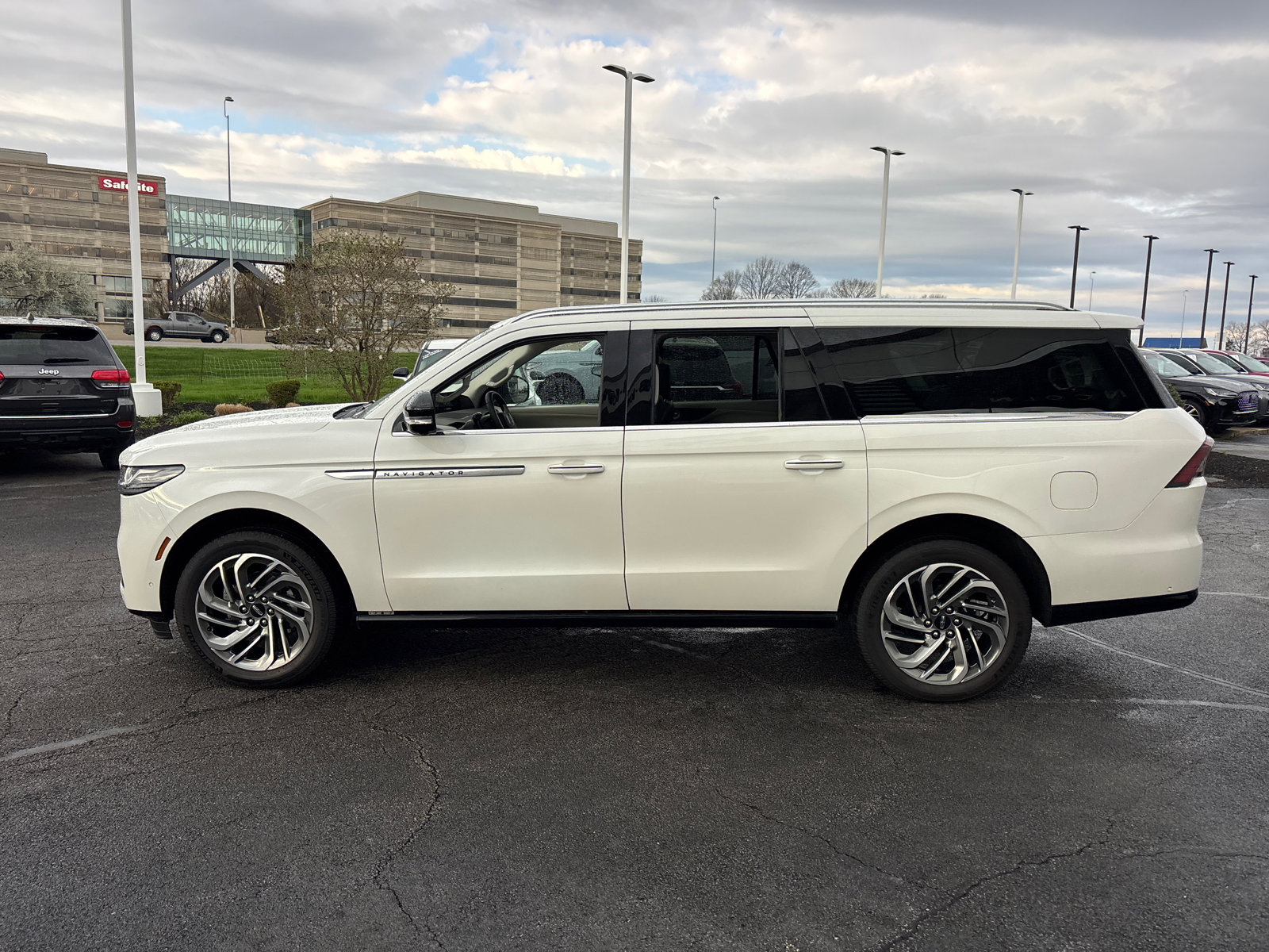 New 2025 Lincoln Navigator L Reserve image 4