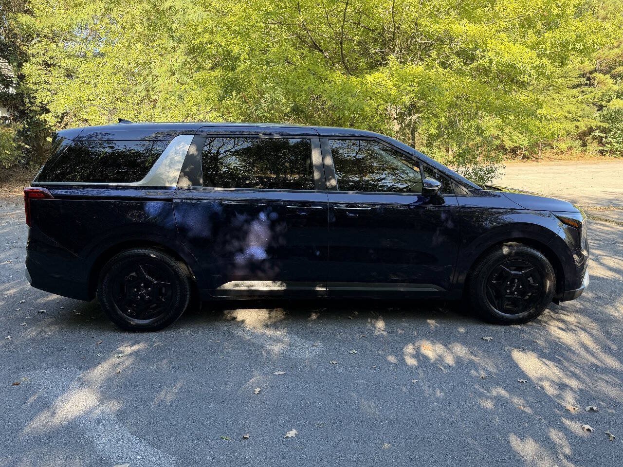 Used 2025 Kia Carnival FWD image 5