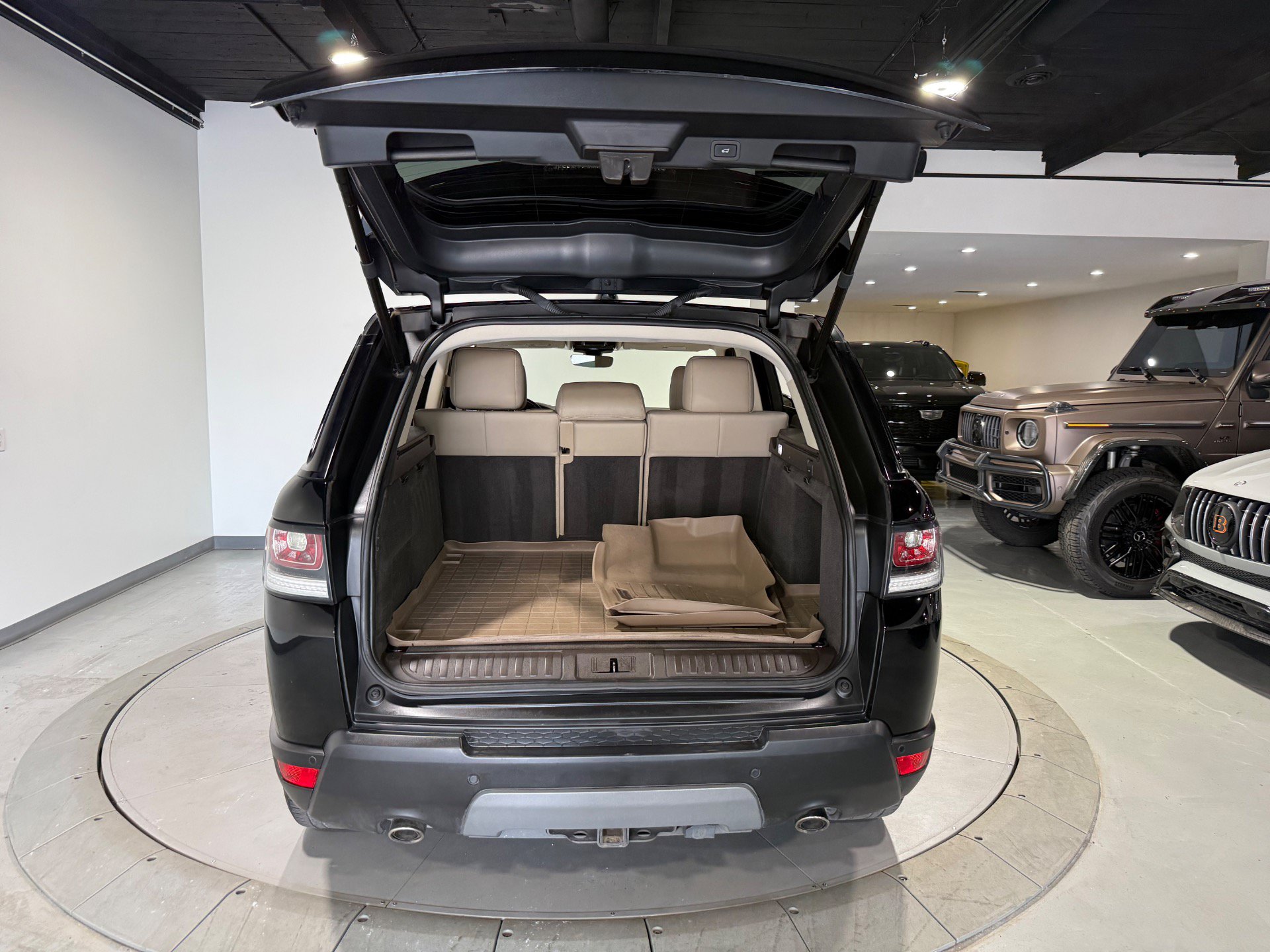 Used 2017 Land Rover Range Rover Sport SE AWD/4WD image 6