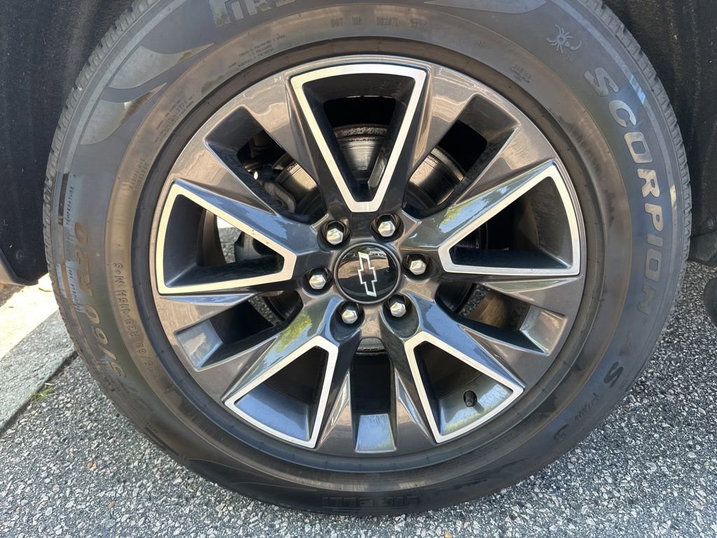 Used 2022 Chevrolet Tahoe Z71 w/ Luxury Package AWD/4WD image 12