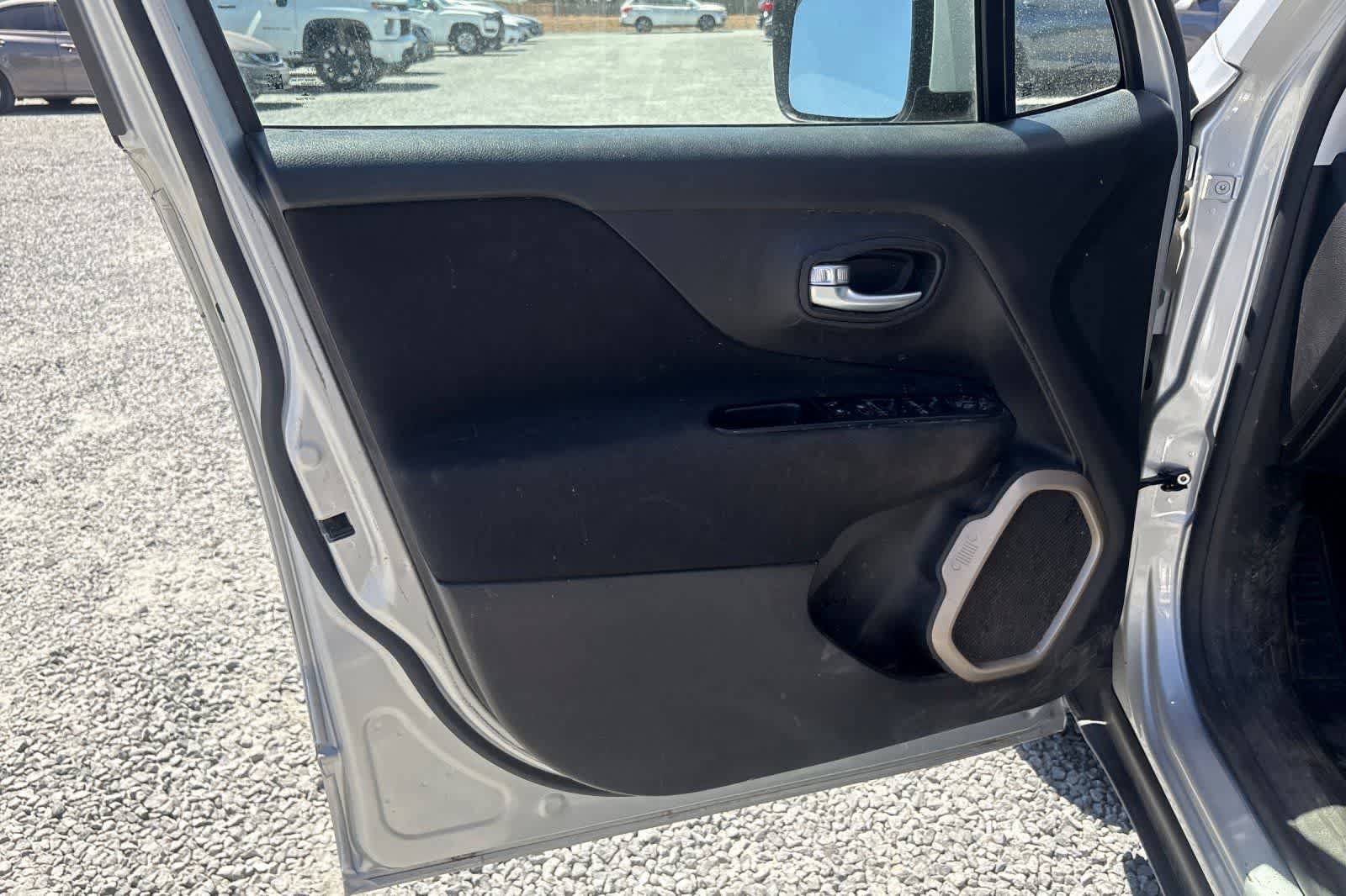 Used 2017 Jeep Renegade Latitude FWD image 15