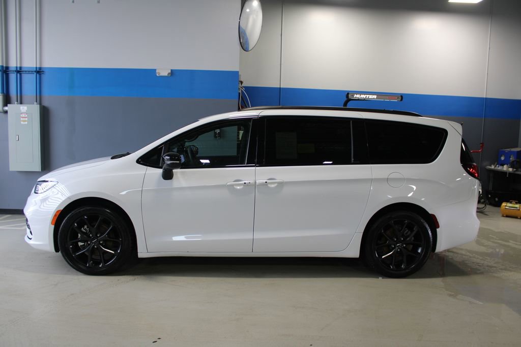 Used 2025 Chrysler Pacifica Limited FWD image 16