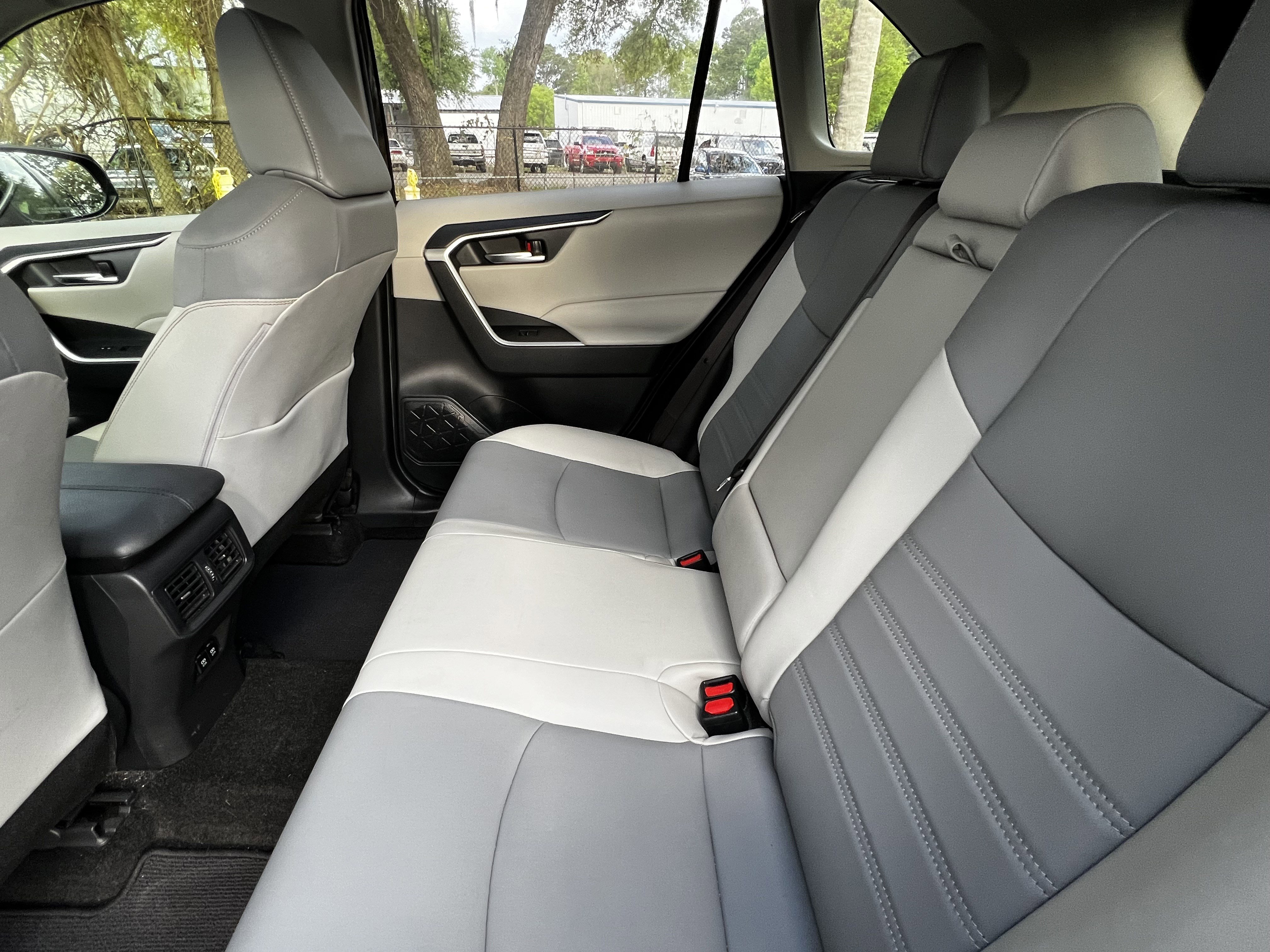 Used 2019 Toyota RAV4 XLE Premium image 33