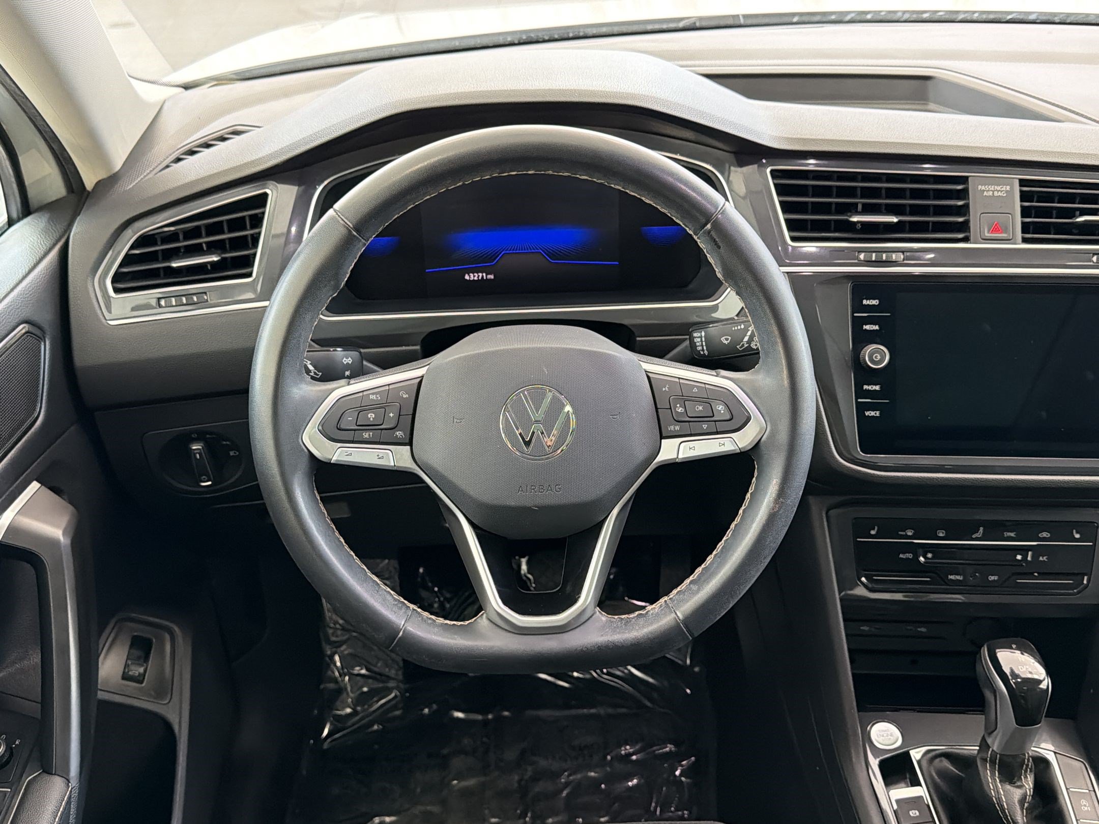 Certified 2023 Volkswagen Tiguan SE w/ Panoramic Sunroof Package FWD image 23