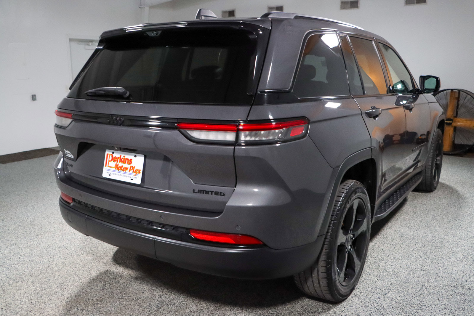Used 2024 Jeep Grand Cherokee Limited w/ Luxury Tech Group II AWD/4WD image 7
