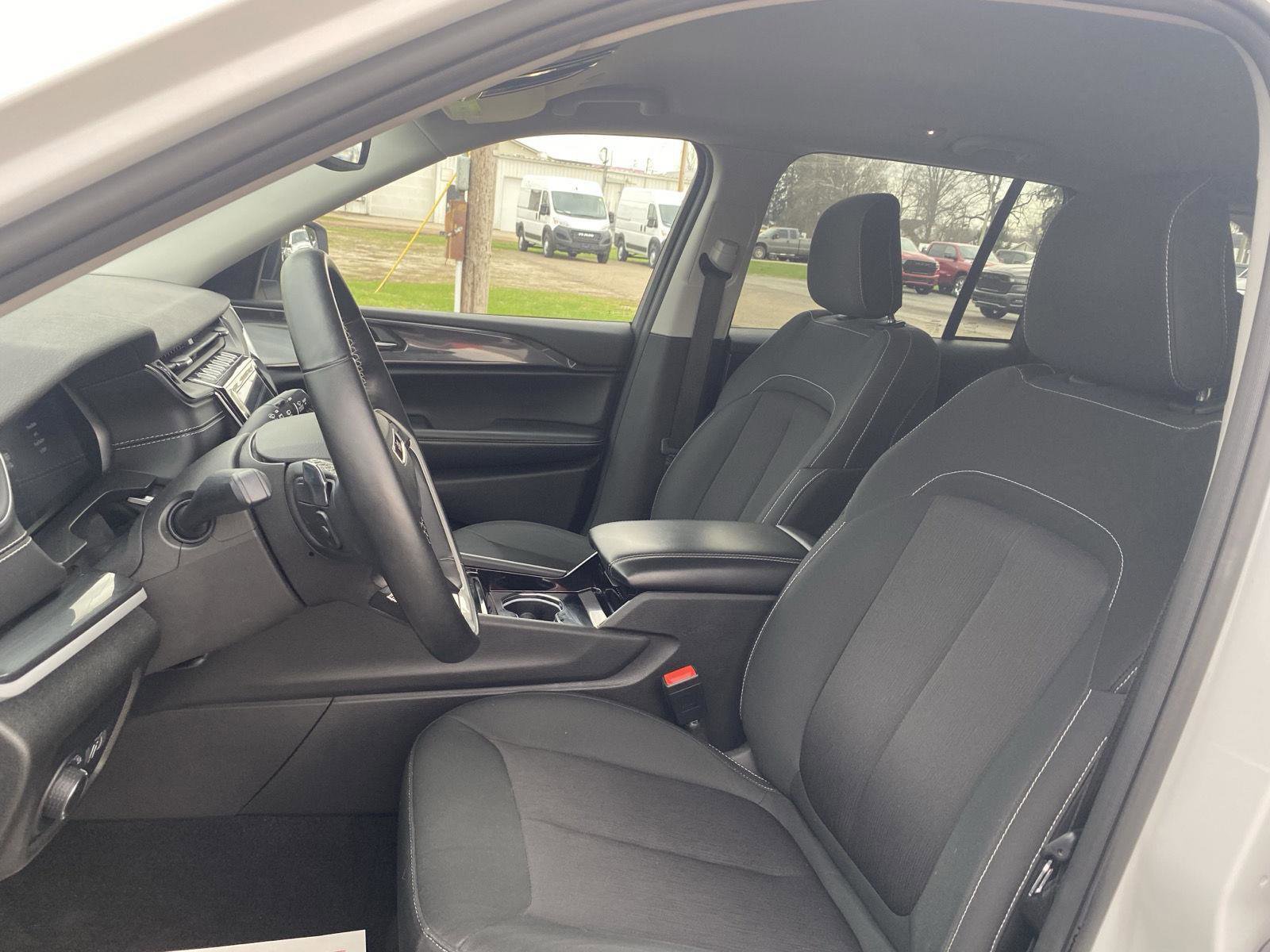 Used 2022 Jeep Grand Cherokee Laredo w/ Luxury Tech Group I image 21