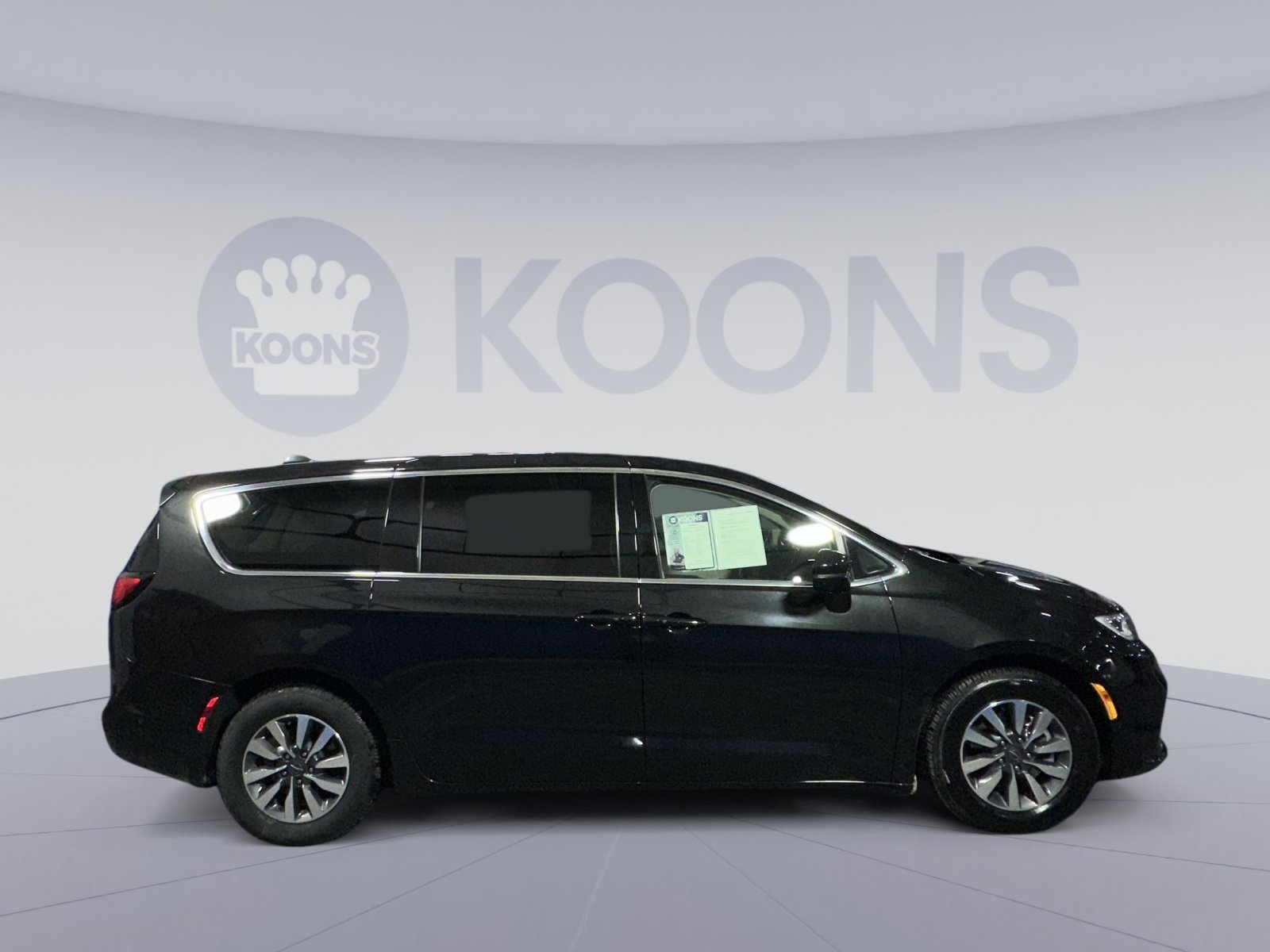 Used 2022 Chrysler Pacifica Touring-L w/ Uconnect Theater Family Group image 8