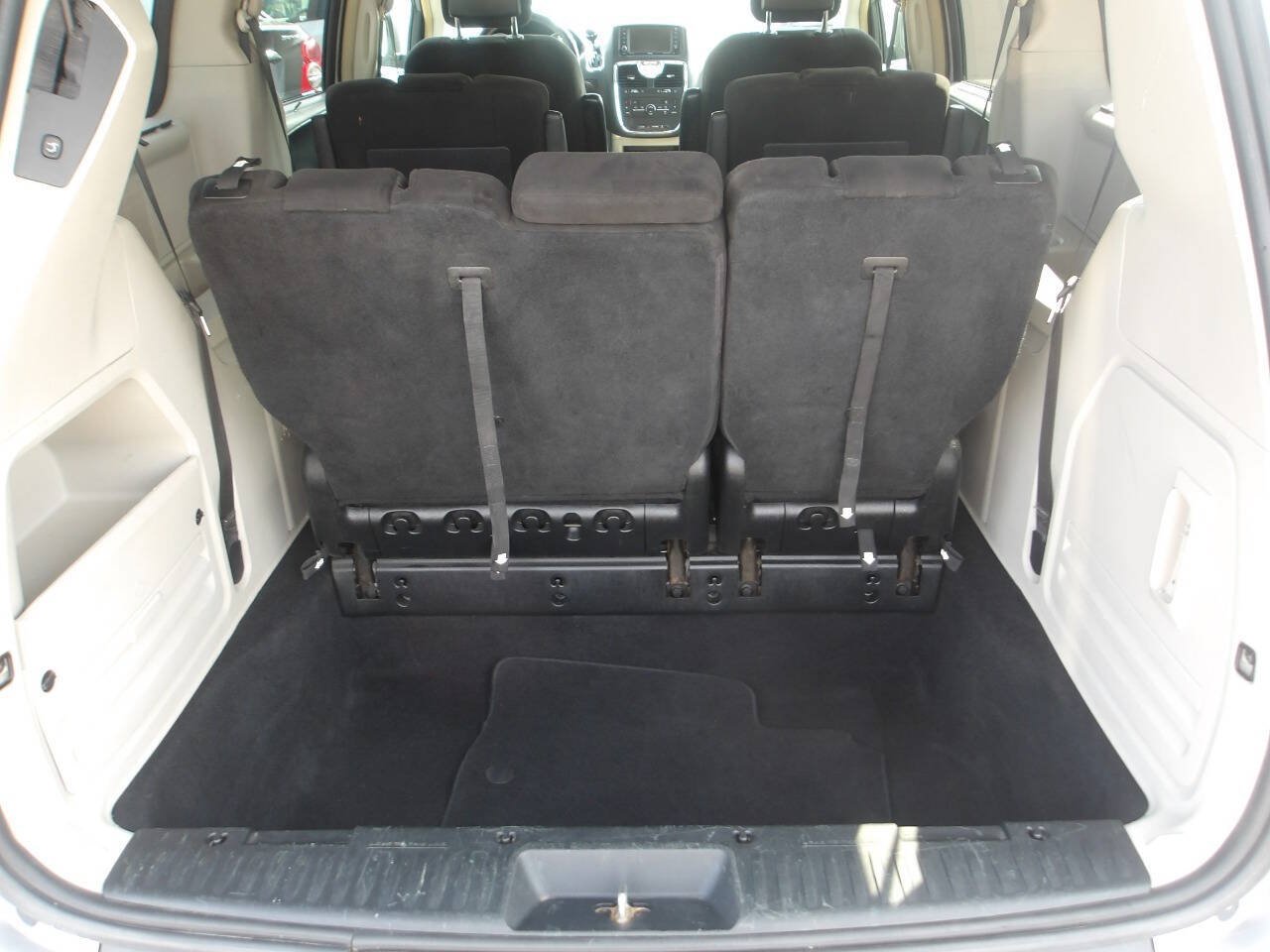 Used 2014 Chrysler Town & Country Touring FWD image 17