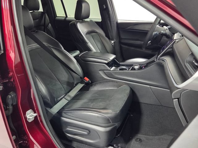 Used 2025 Jeep Grand Cherokee Altitude AWD/4WD image 17