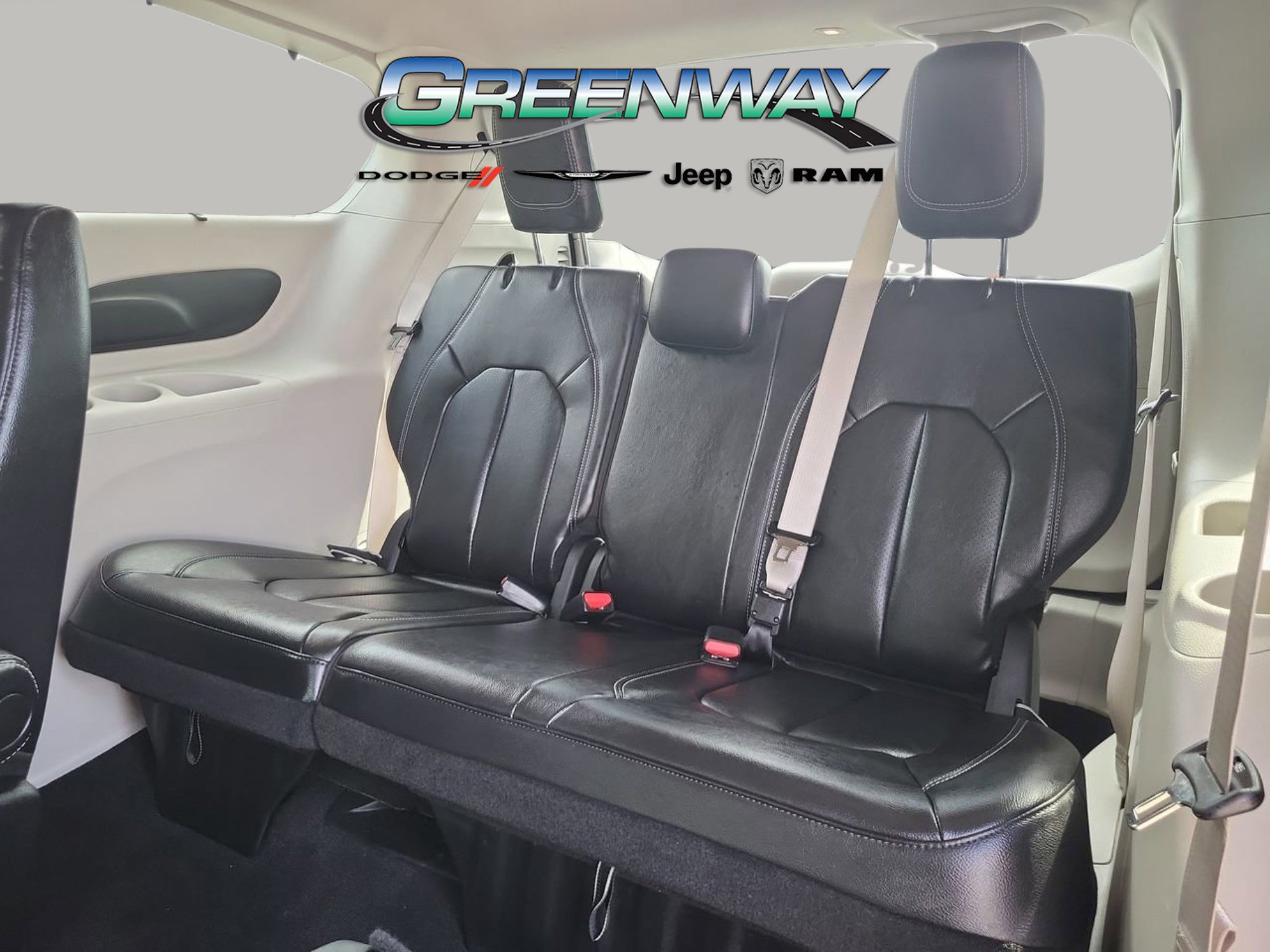 Used 2022 Chrysler Pacifica Touring-L image 16