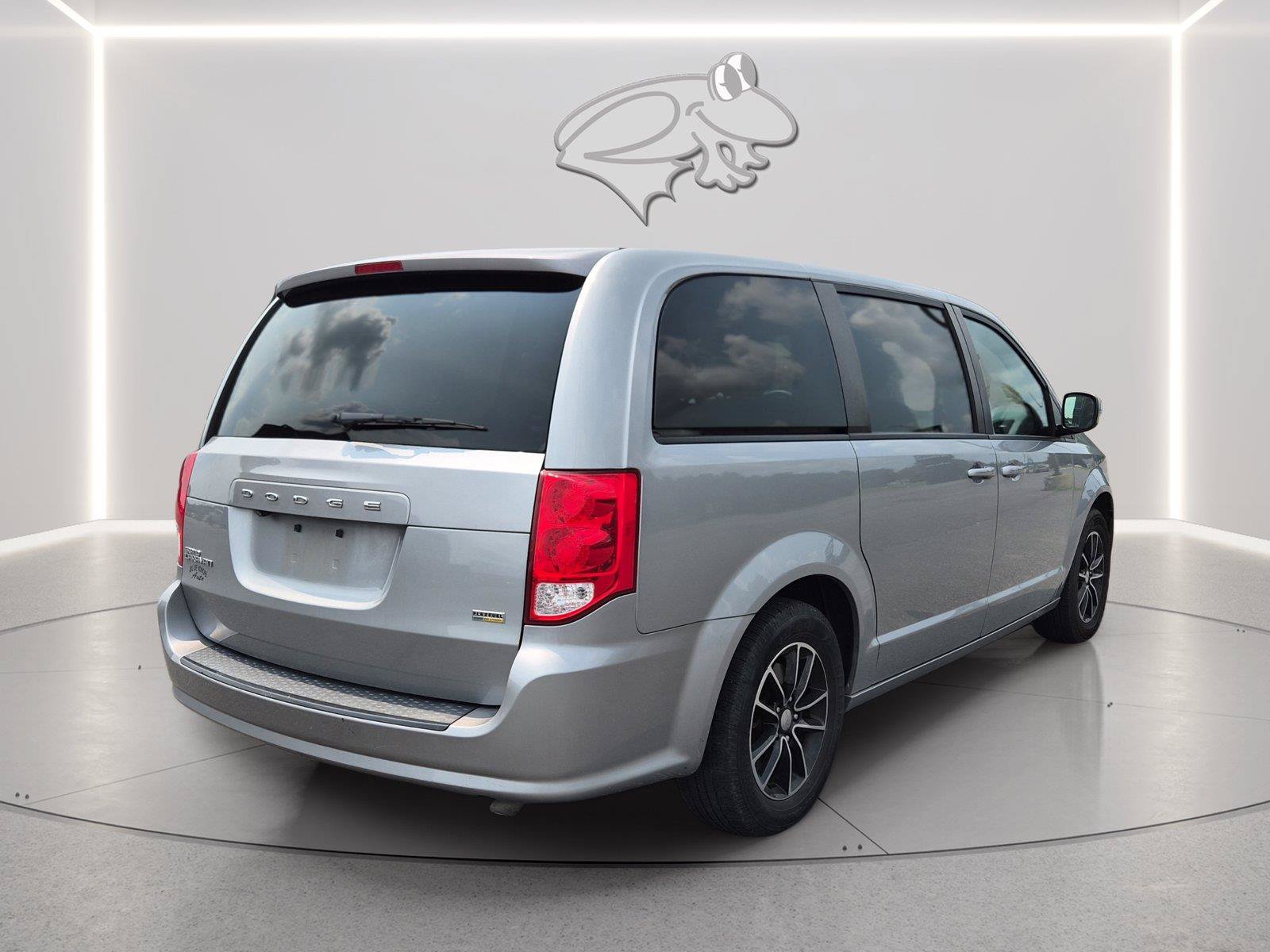 Used 2019 Dodge Grand Caravan SXT w/ Blacktop Package FWD image 5