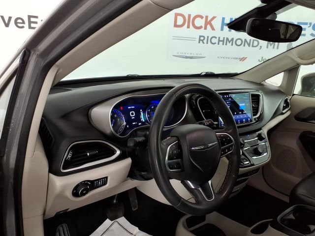 Used 2022 Chrysler Pacifica Touring-L FWD image 12