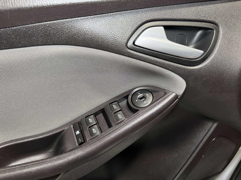Used 2013 Ford Focus SE w/ SE Winter Pkg FWD image 9
