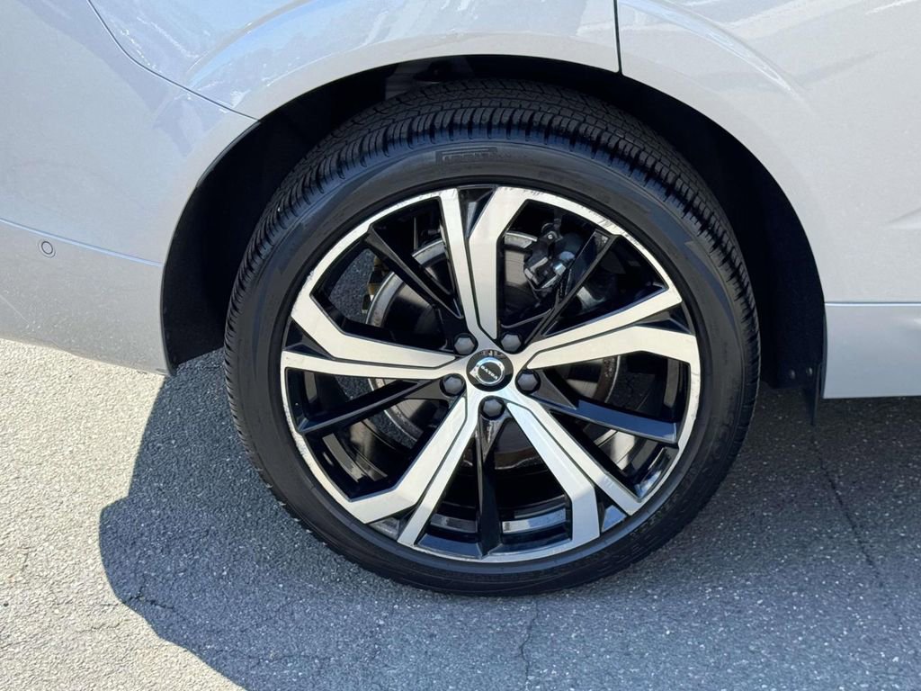 Used 2023 Volvo XC60 B6 Ultimate w/ Protection Package Premier image 6
