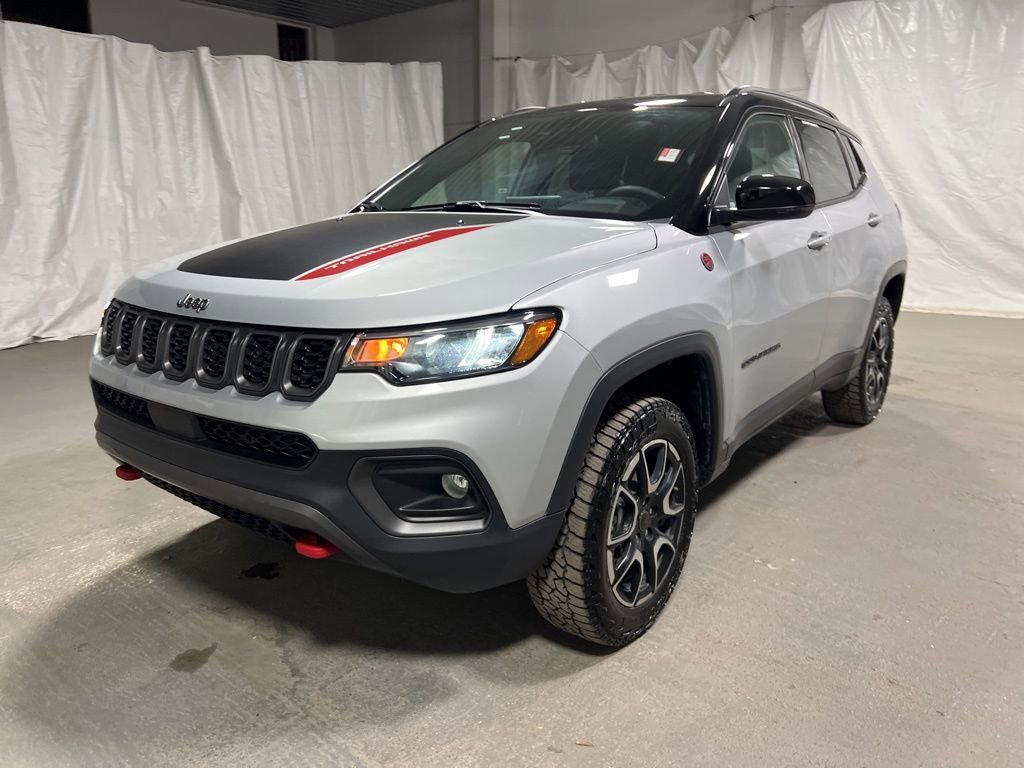 Used 2025 Jeep Compass Trailhawk video 3