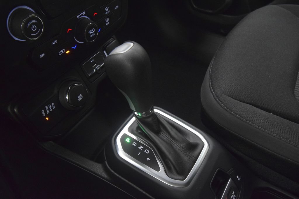 Used 2023 Jeep Renegade Latitude w/ Premium Group AWD/4WD image 25