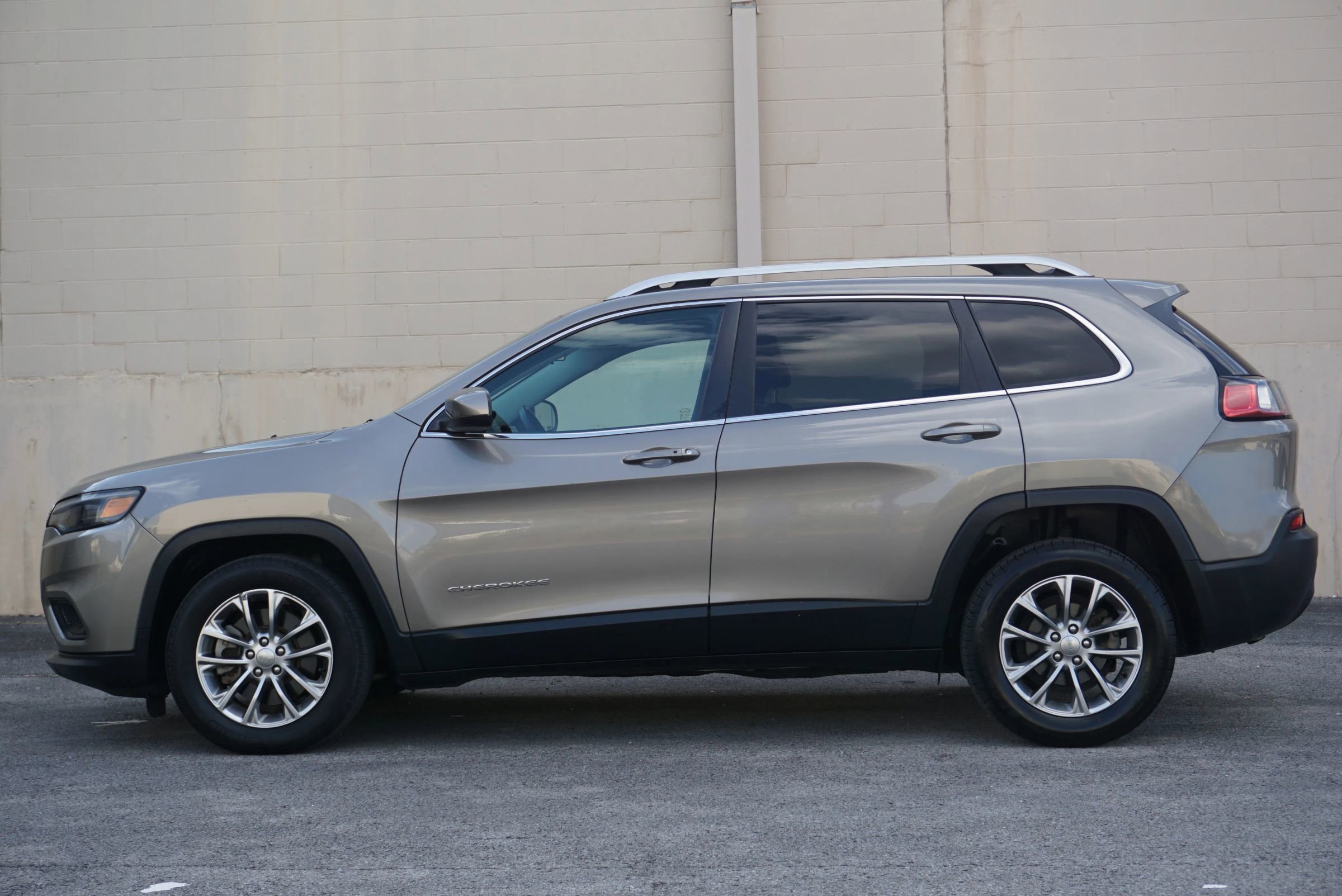 Used 2019 Jeep Cherokee Latitude Plus image 8