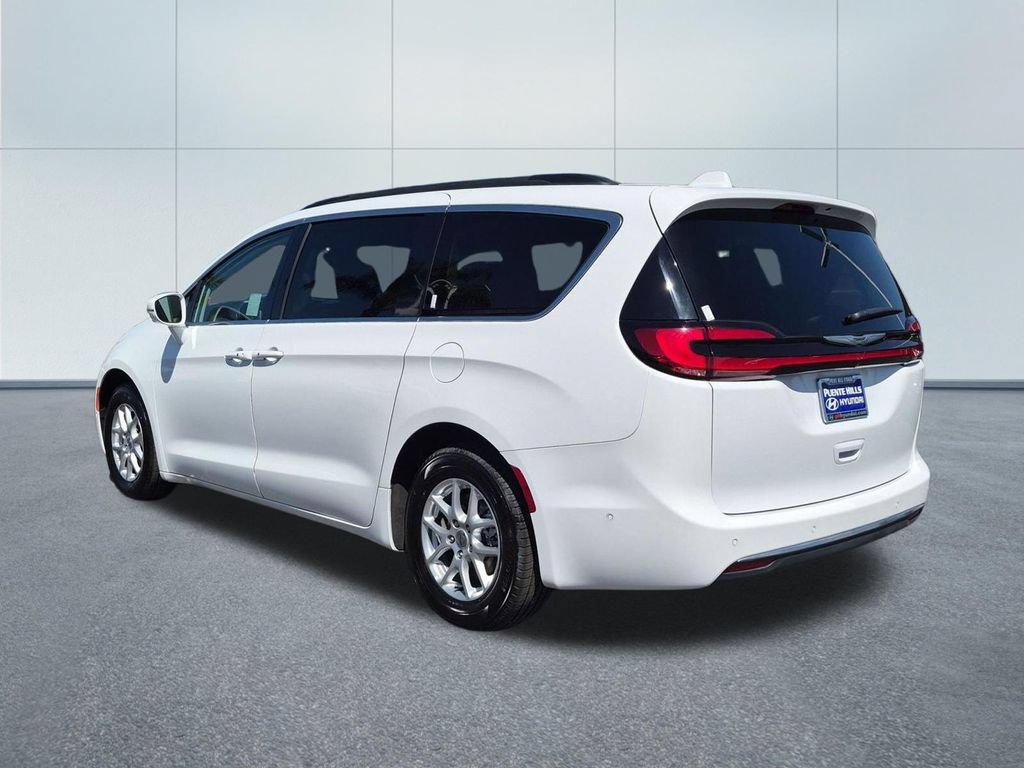 Used 2022 Chrysler Pacifica Touring-L w/ Uconnect Theater Family Group FWD image 4