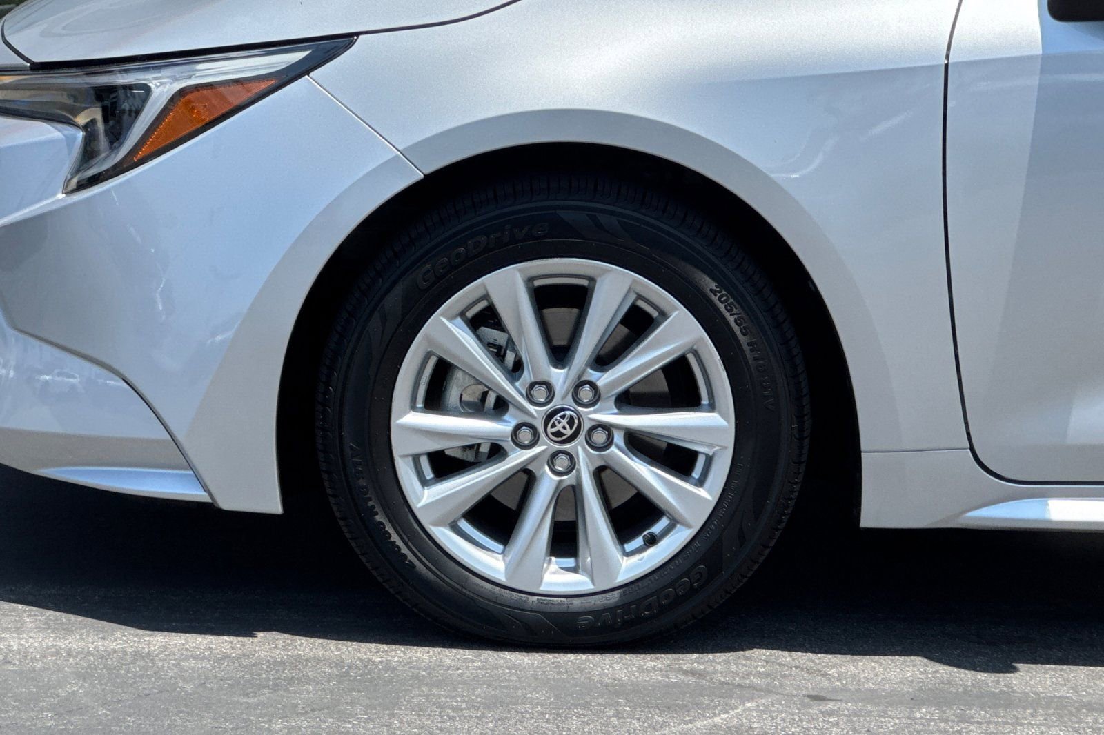 Used 2024 Toyota Corolla LE w/ LE Convenience Package FWD image 34