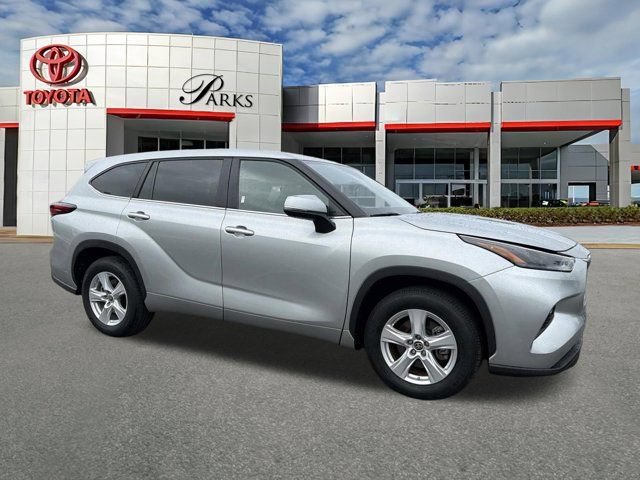 Certified 2025 Toyota Highlander LE FWD video 1