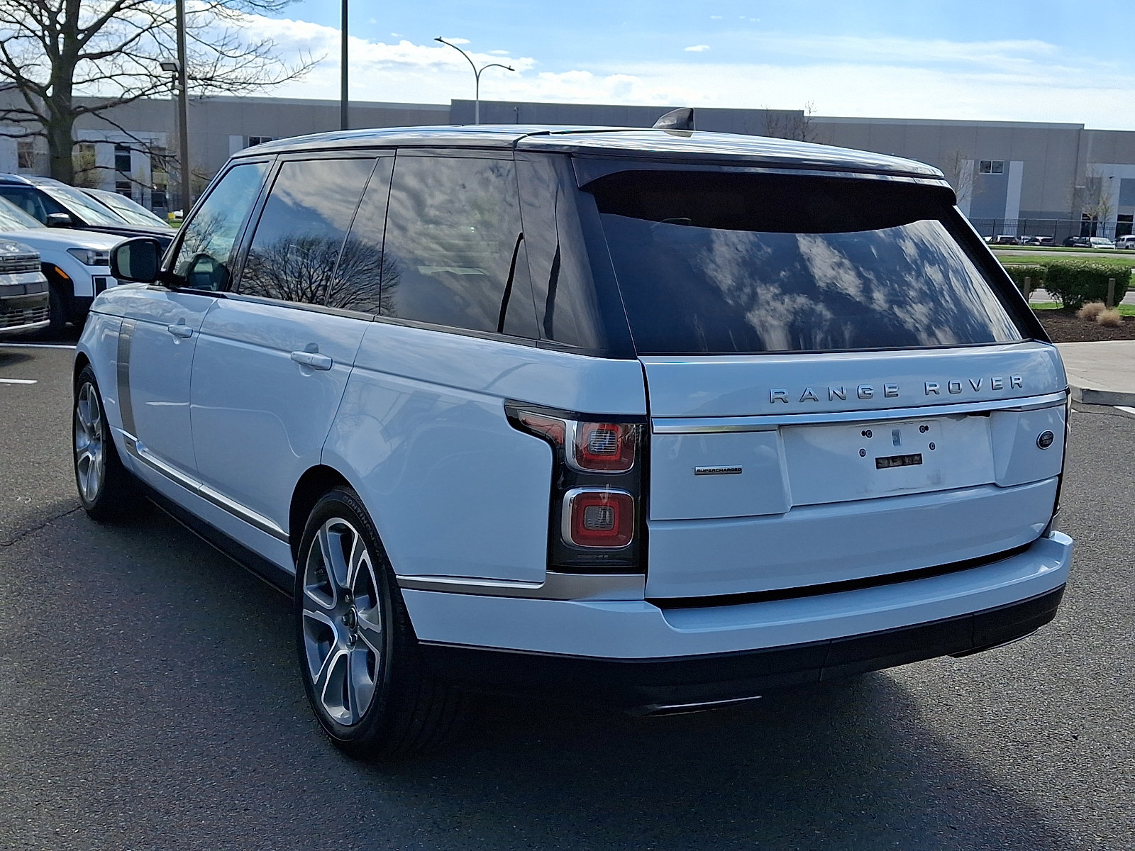 Used 2018 Land Rover Range Rover Long Wheelbase Supercharged image 4