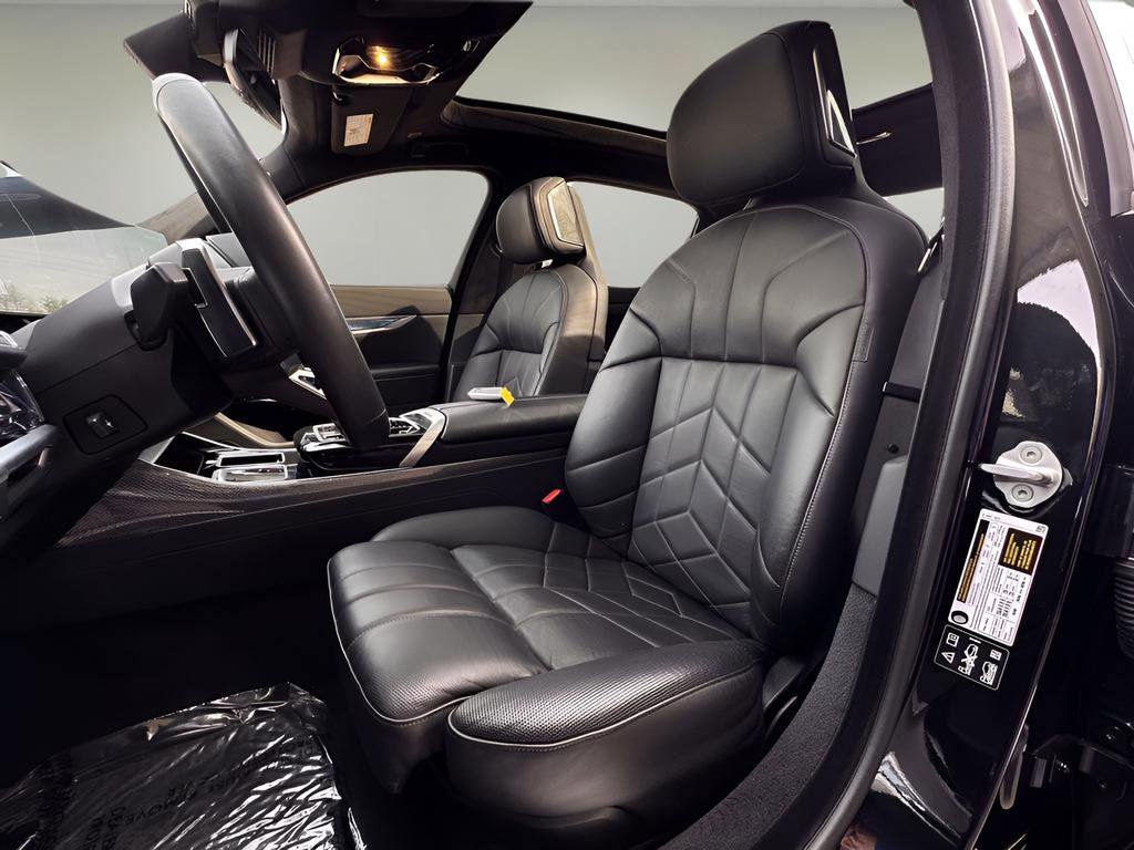 Used 2025 BMW 760i xDrive w/ Executive Package image 9