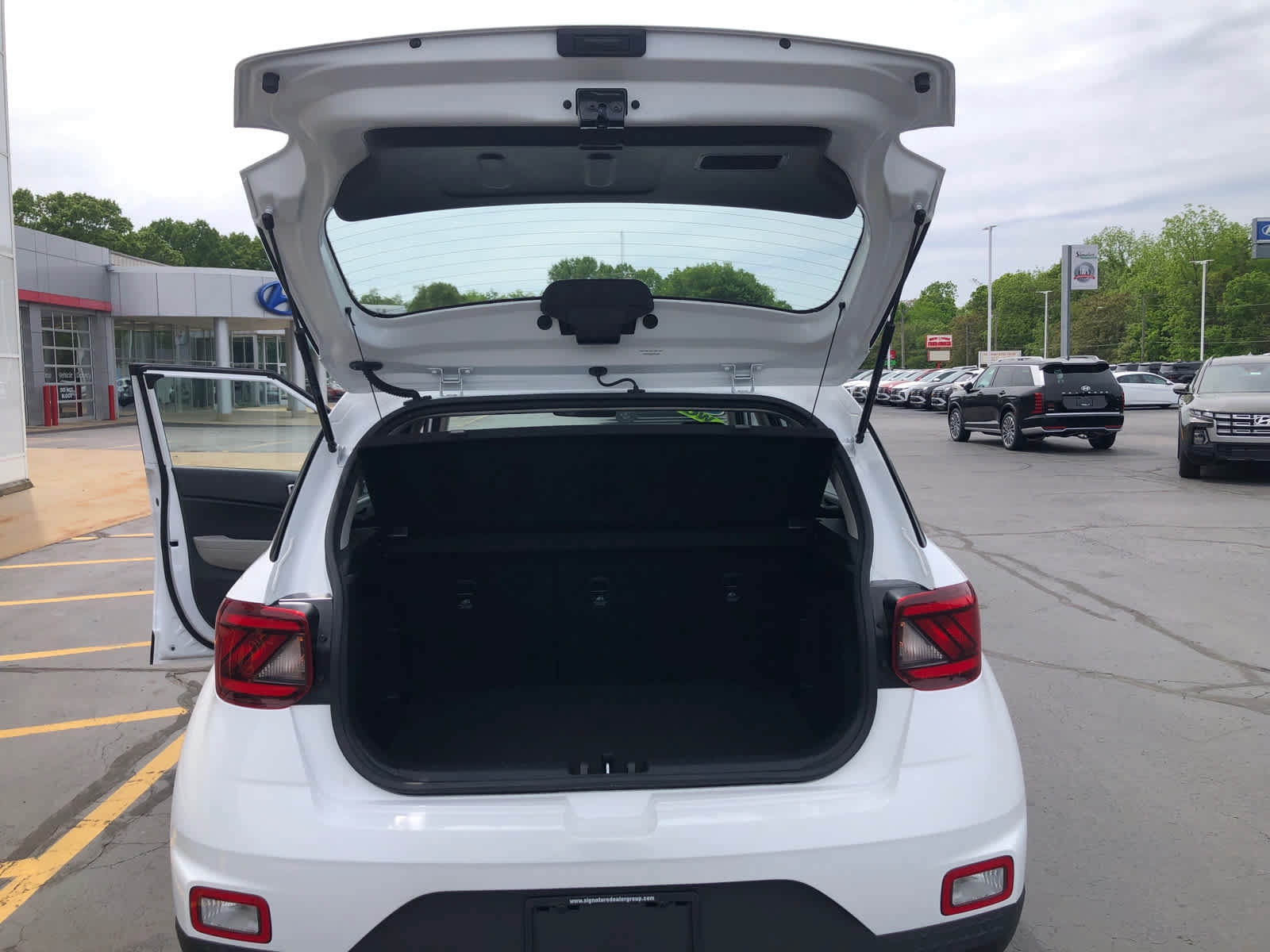 Used 2025 Hyundai Venue SEL FWD image 27