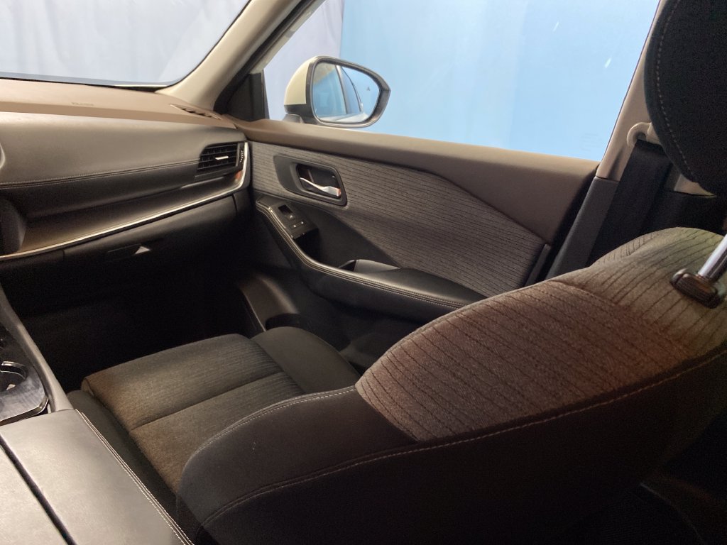 Used 2023 Nissan Rogue SV AWD/4WD image 25