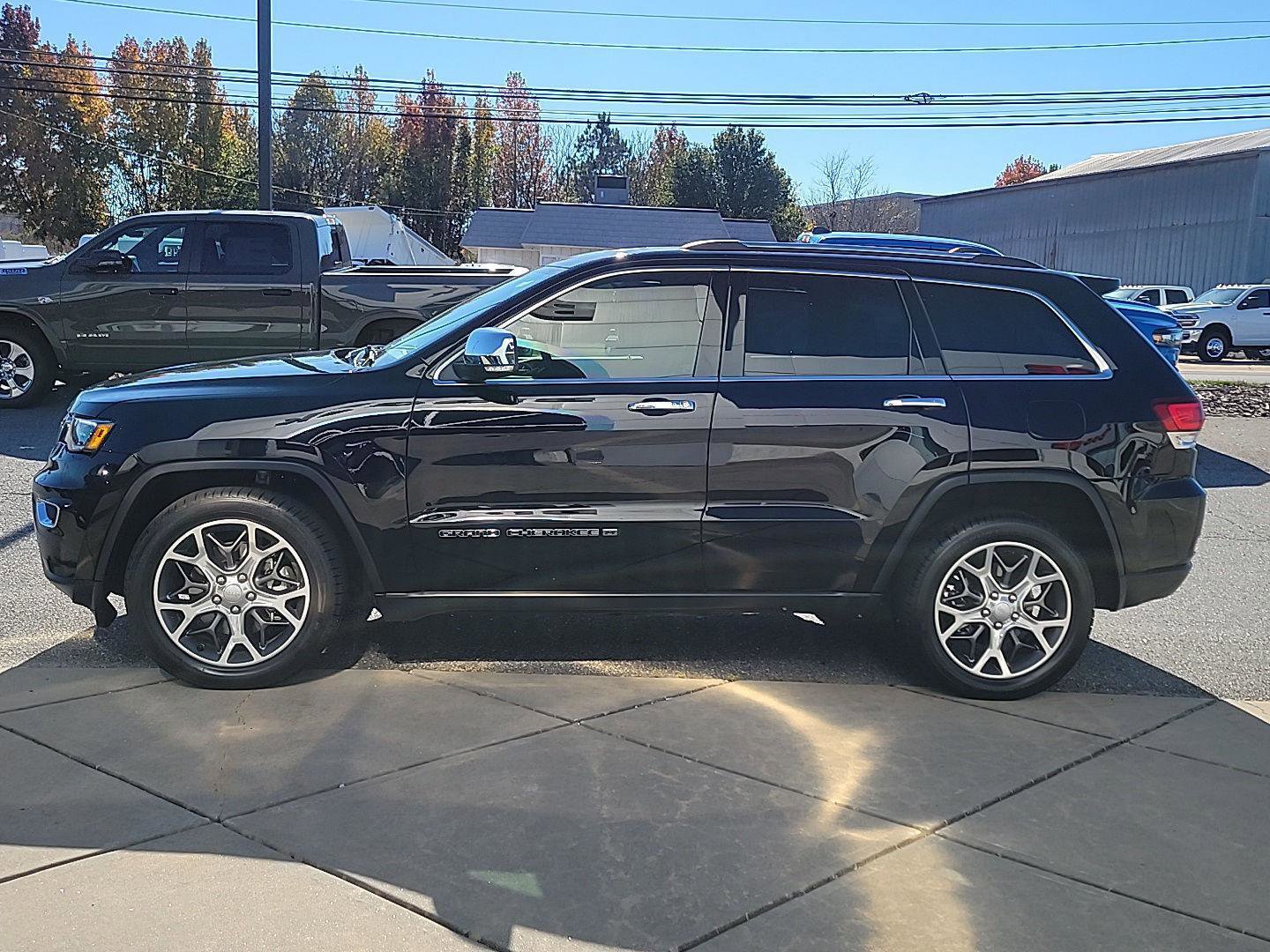 Used 2022 Jeep Grand Cherokee Limited w/ Tech Group RWD image 2