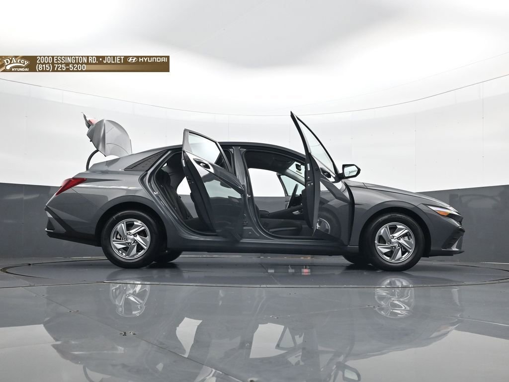 Certified 2024 Hyundai Elantra SE FWD image 33