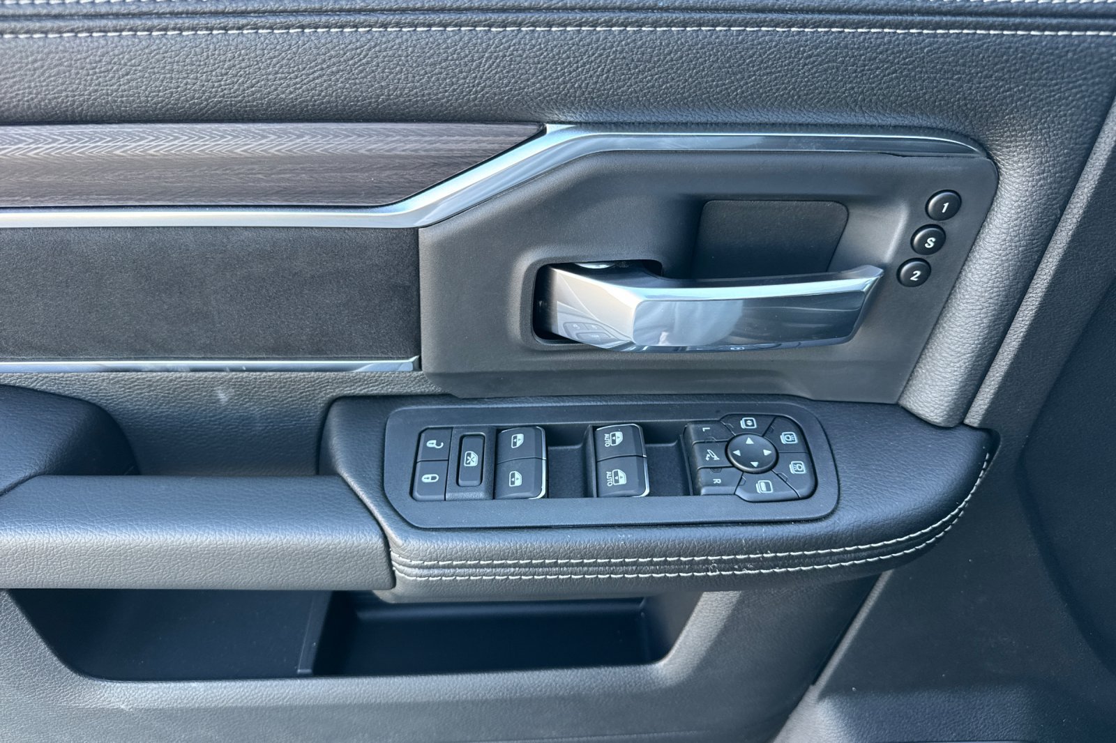 New 2026 RAM 2500 Laramie AWD/4WD image 10