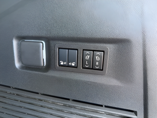 Certified 2025 Chevrolet Suburban High Country AWD/4WD image 12