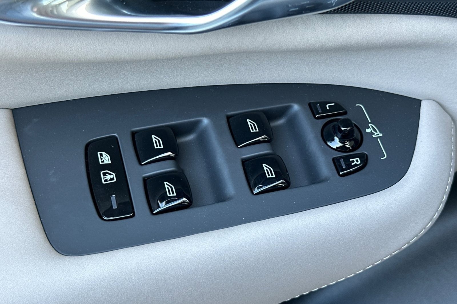 New 2026 Volvo XC90 B6 Plus w/ Protection Package Premier image 15