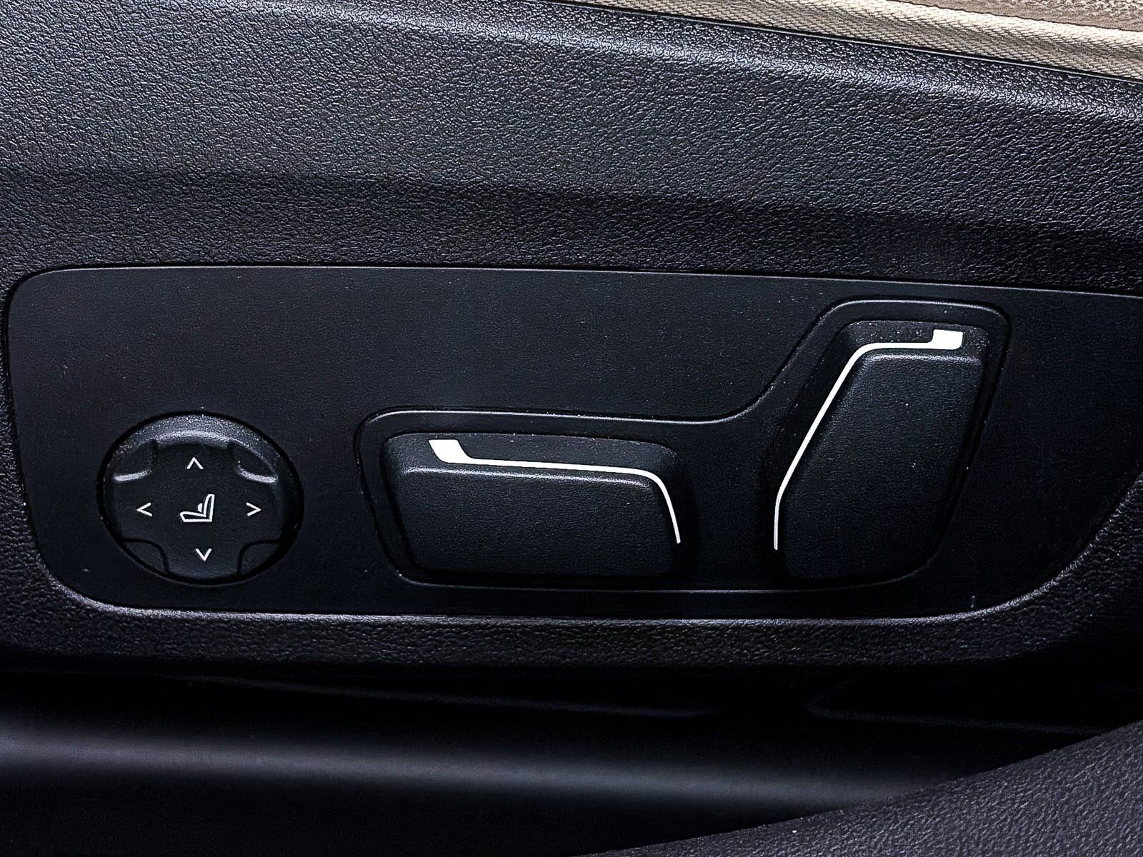 Used 2025 BMW 330i Sedan w/ M Sport Package image 20