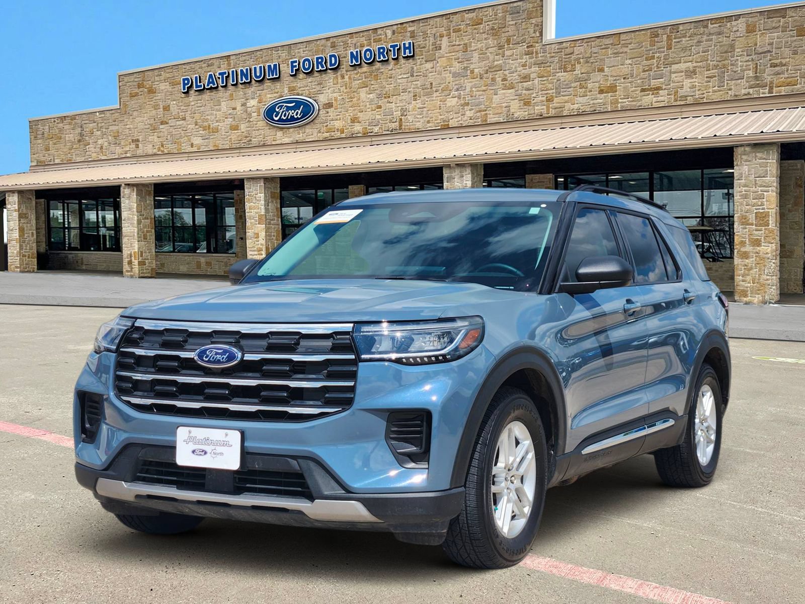 Used 2025 Ford Explorer Active RWD image 2