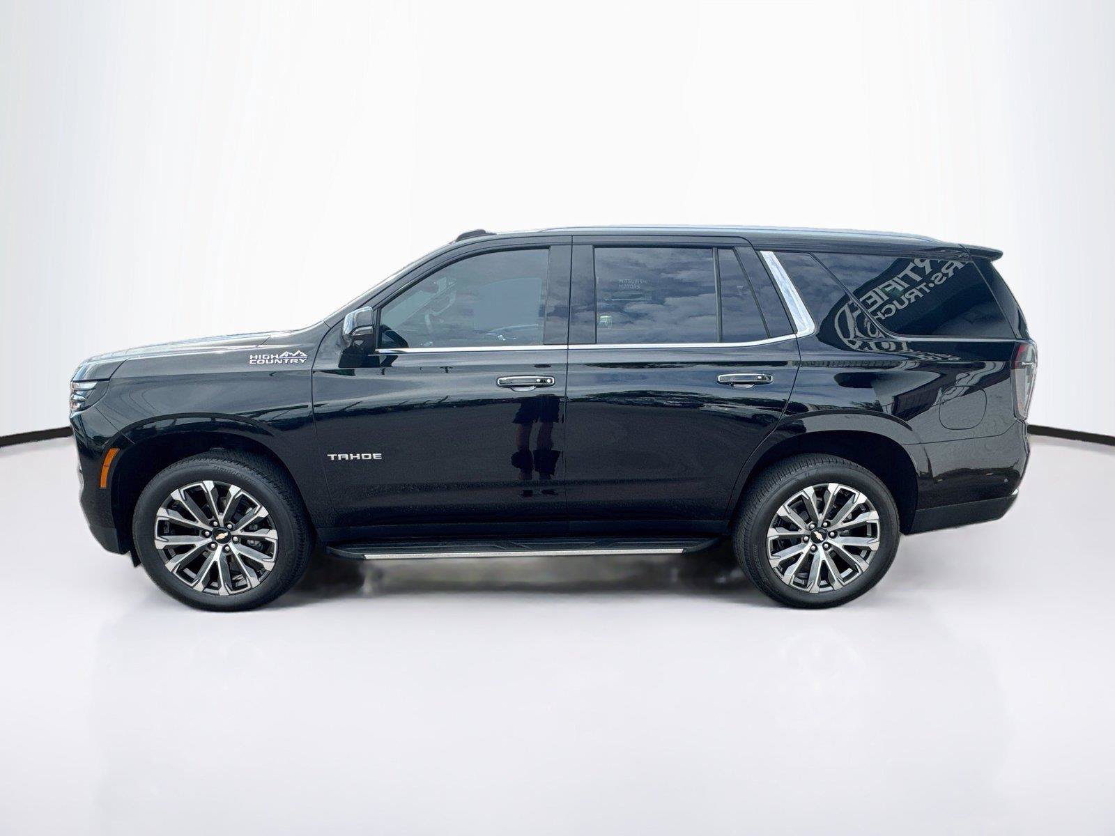 Used 2025 Chevrolet Tahoe High Country AWD/4WD image 2