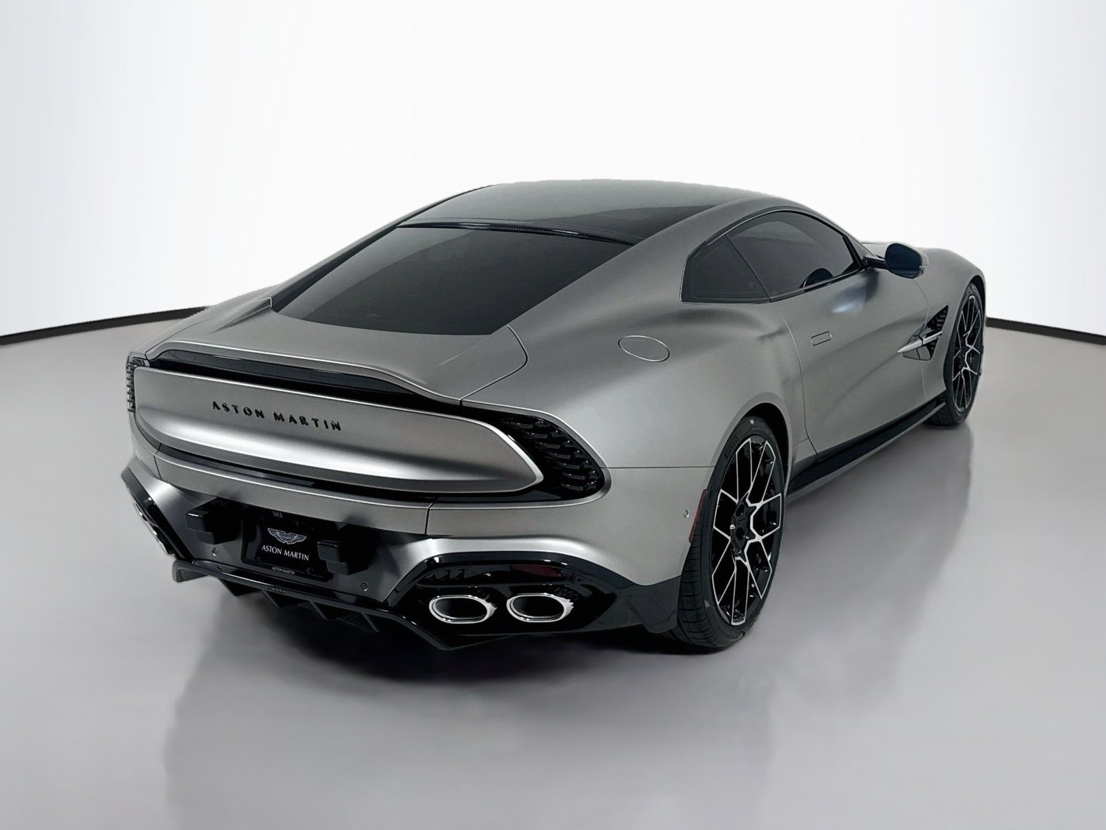 Used 2025 Aston Martin Vanquish RWD image 8