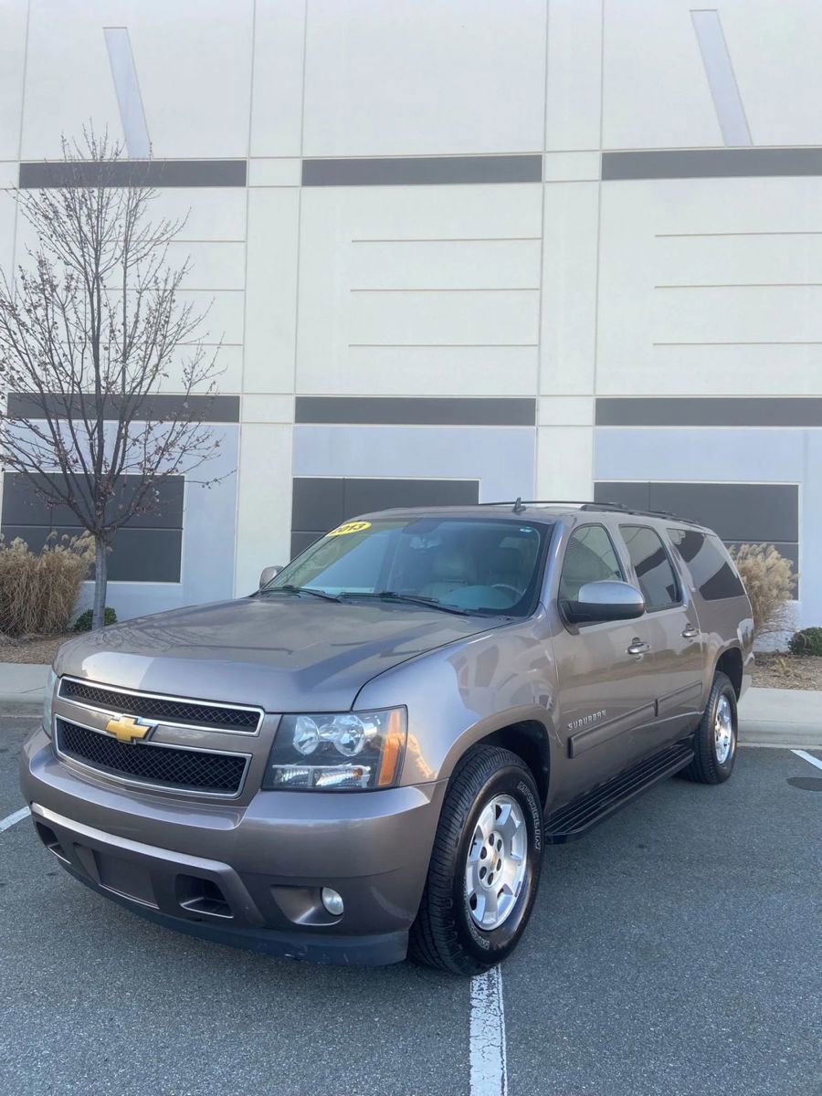 Used 2013 Chevrolet Suburban LT image 3