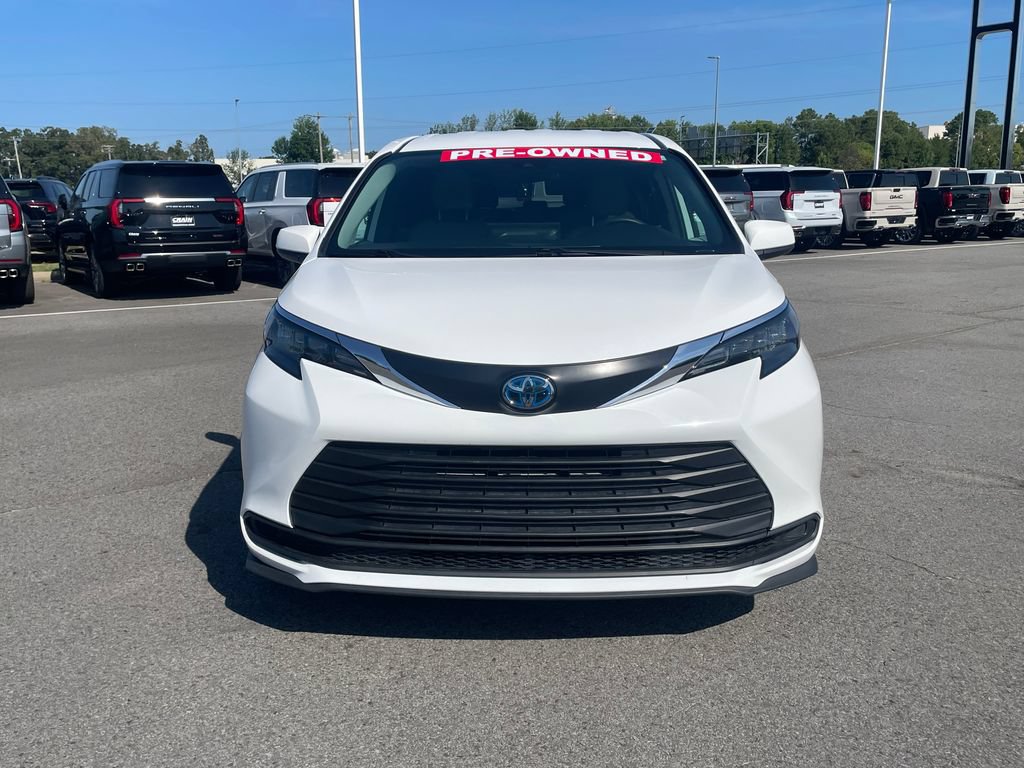 Used 2025 Toyota Sienna LE FWD image 3