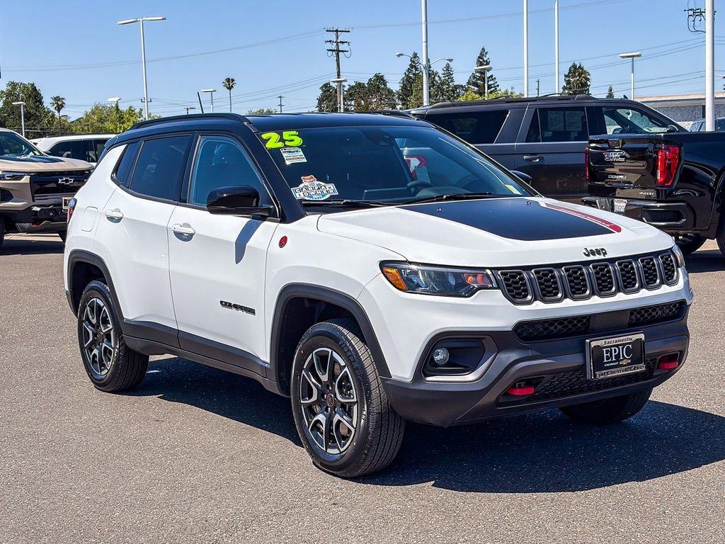 Used 2025 Jeep Compass Trailhawk AWD/4WD image 5