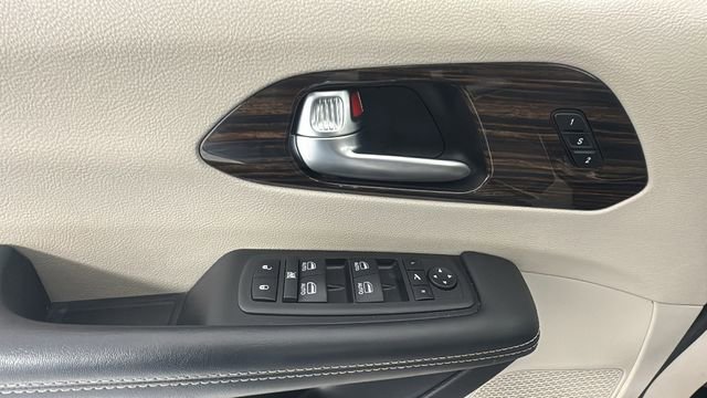Used 2023 Chrysler Pacifica Limited image 22