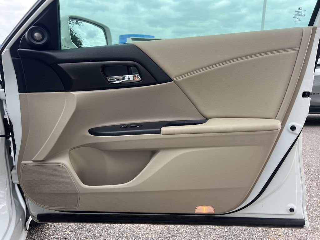 Used 2015 Honda Accord Touring image 11