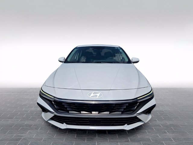 Used 2025 Hyundai Elantra SEL FWD image 2