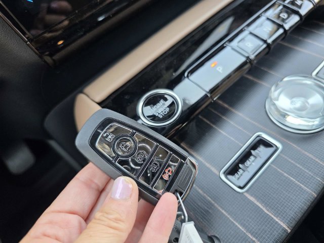 New 2026 Lincoln Navigator L Black Label AWD/4WD image 17