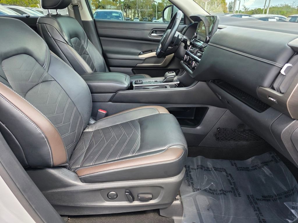 Used 2024 Nissan Pathfinder Platinum w/ Cargo Package image 10