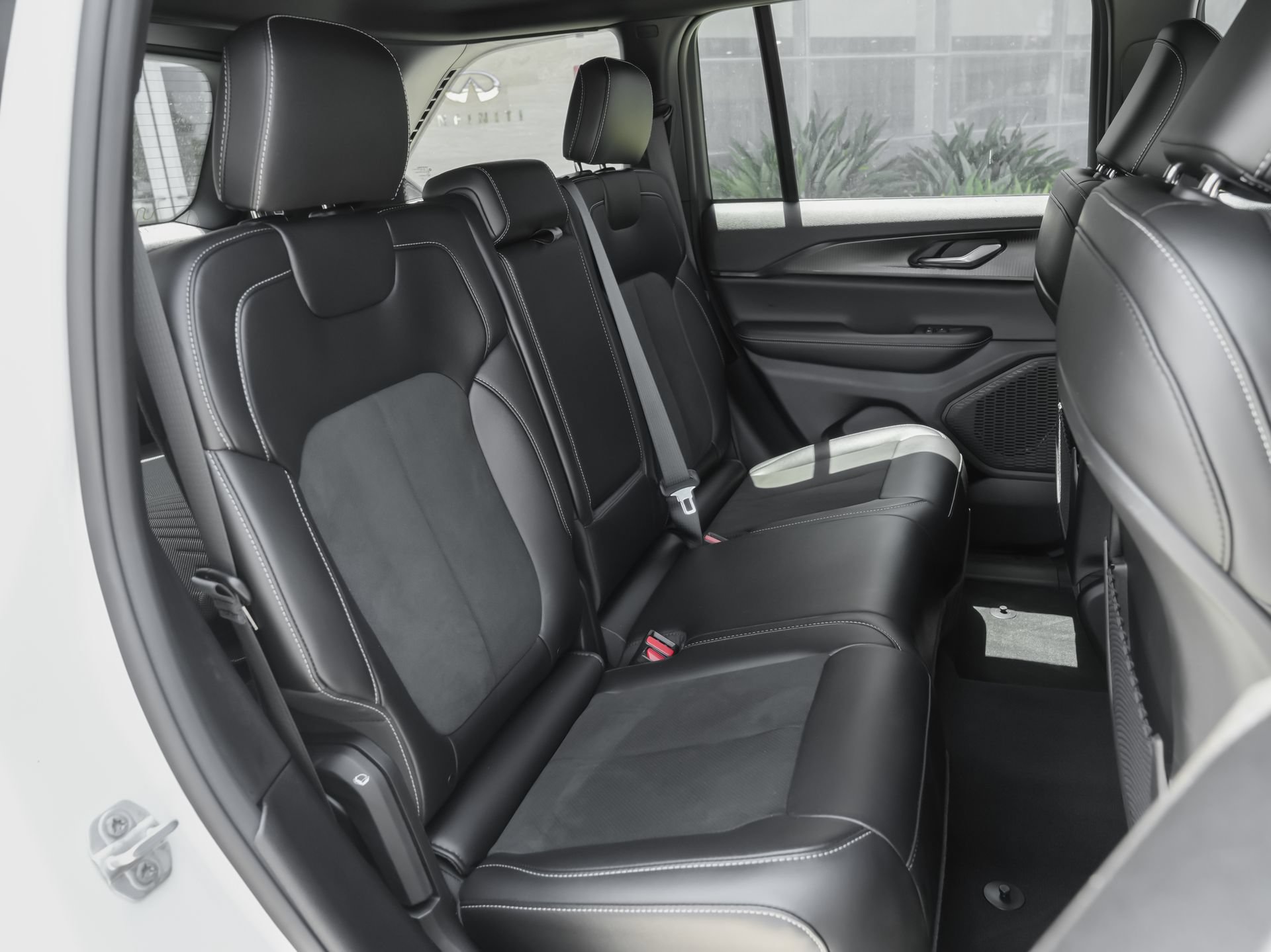 Used 2025 Jeep Grand Cherokee Altitude RWD image 39